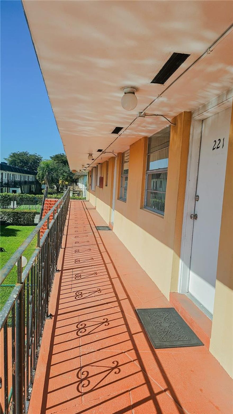 Beautiful 1 bed 1 bath apartment for sale, fully remodeled, spacious and bright. Excellent location close to everything—restaurants, airport, shopping centers, and major highways.