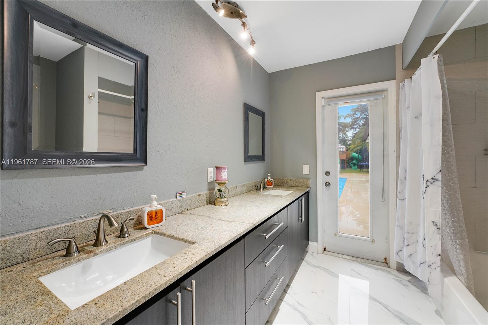 FOREST HILLS - Residential