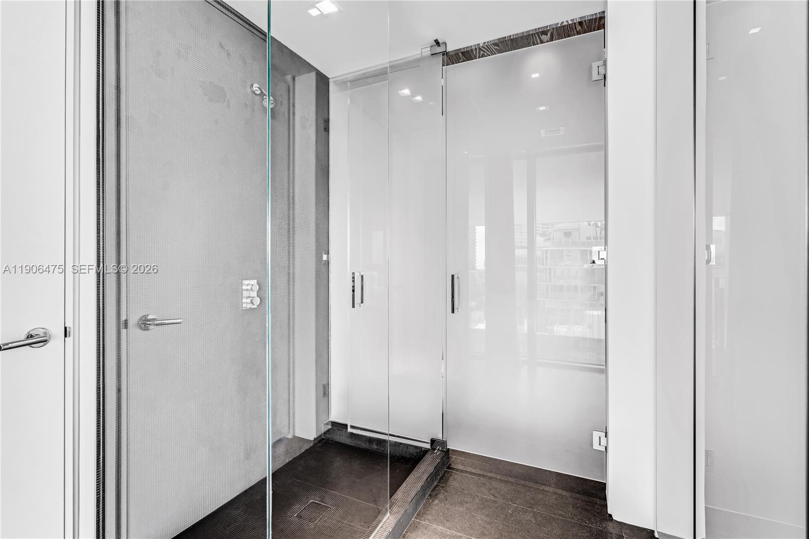 GLASS 120 CONDO - Residential