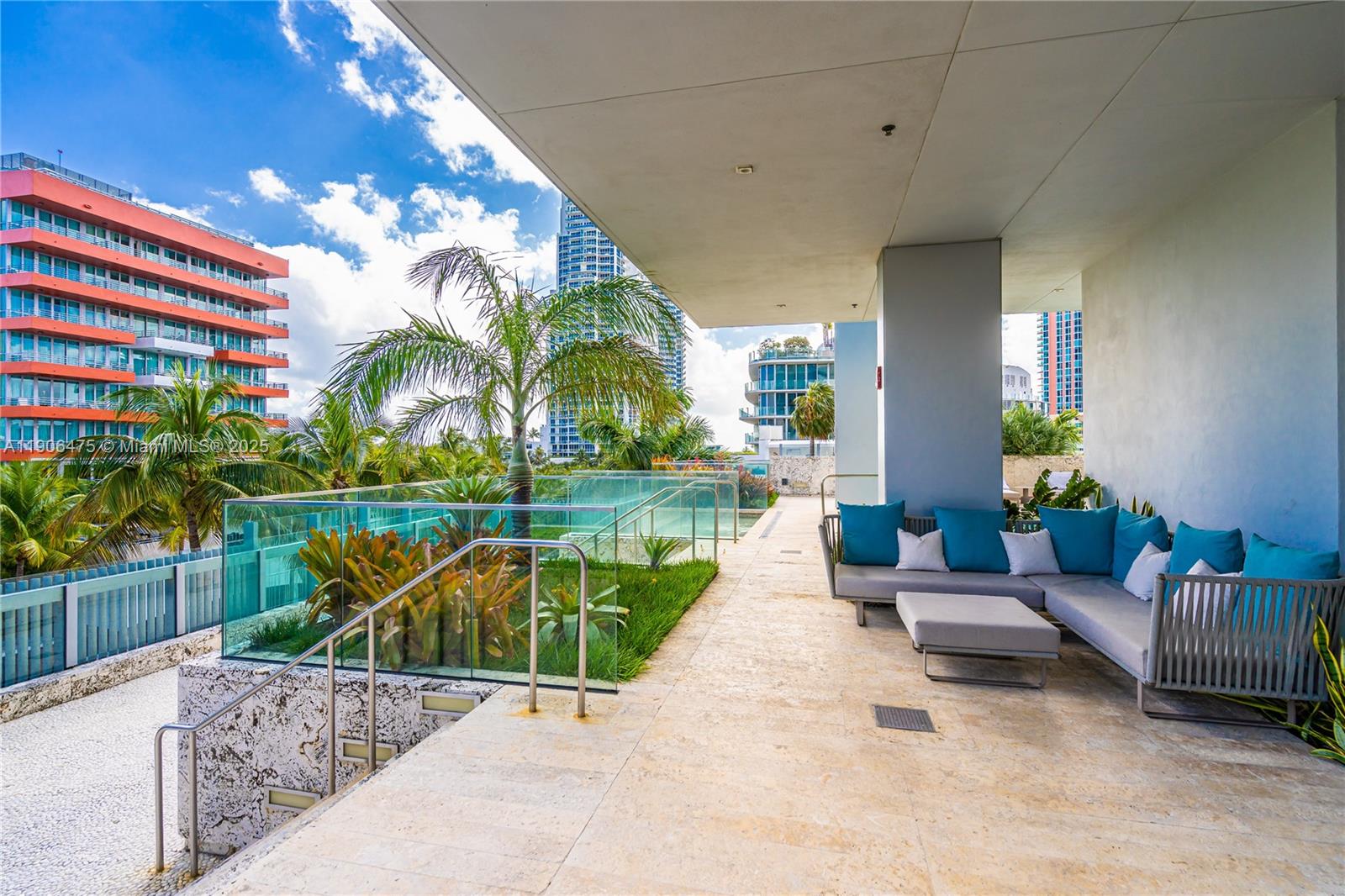 GLASS 120 CONDO - Residential