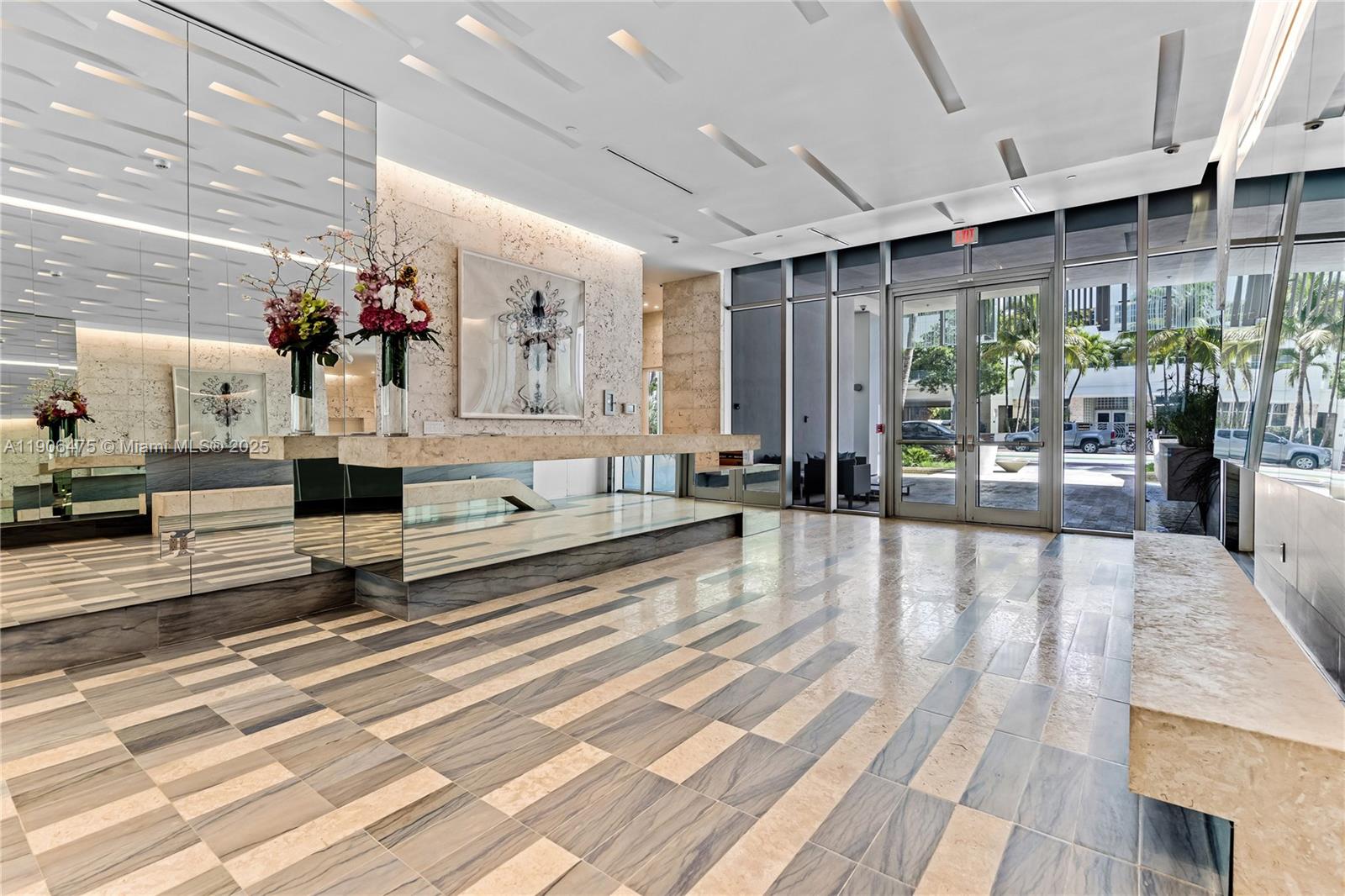 GLASS 120 CONDO - Residential