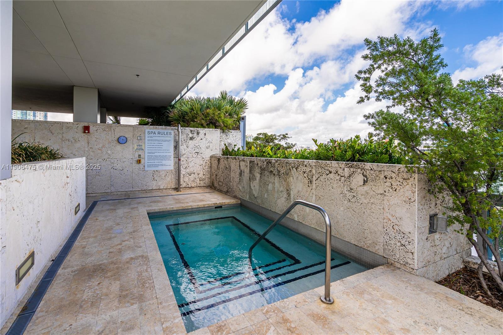 GLASS 120 CONDO - Residential