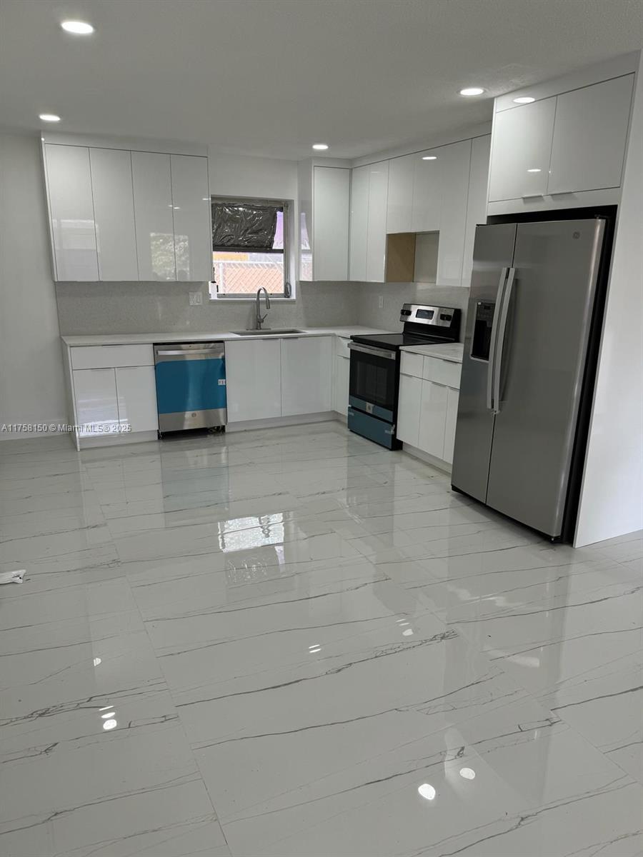 Renovated 3/2 Duplex – Prime Location!
Beautifully updated 3-bedroom, 2-bathroom duplex with washer & dryer. Modern finishes, a spacious layout, and a great location near shops, dining, and more. Each unit has a separate electric meter and water meter.
Please attach the following to your offer: Credit report, proof of income, last 3 months’ bank statements, and photo ID.