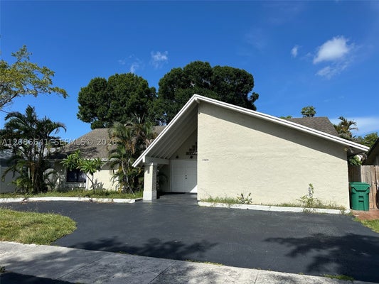 20605 NE 9TH CT # 20605, MIAMI, FL 33179 - Image aca3c5beda52428e592debb94fe13363/286299570