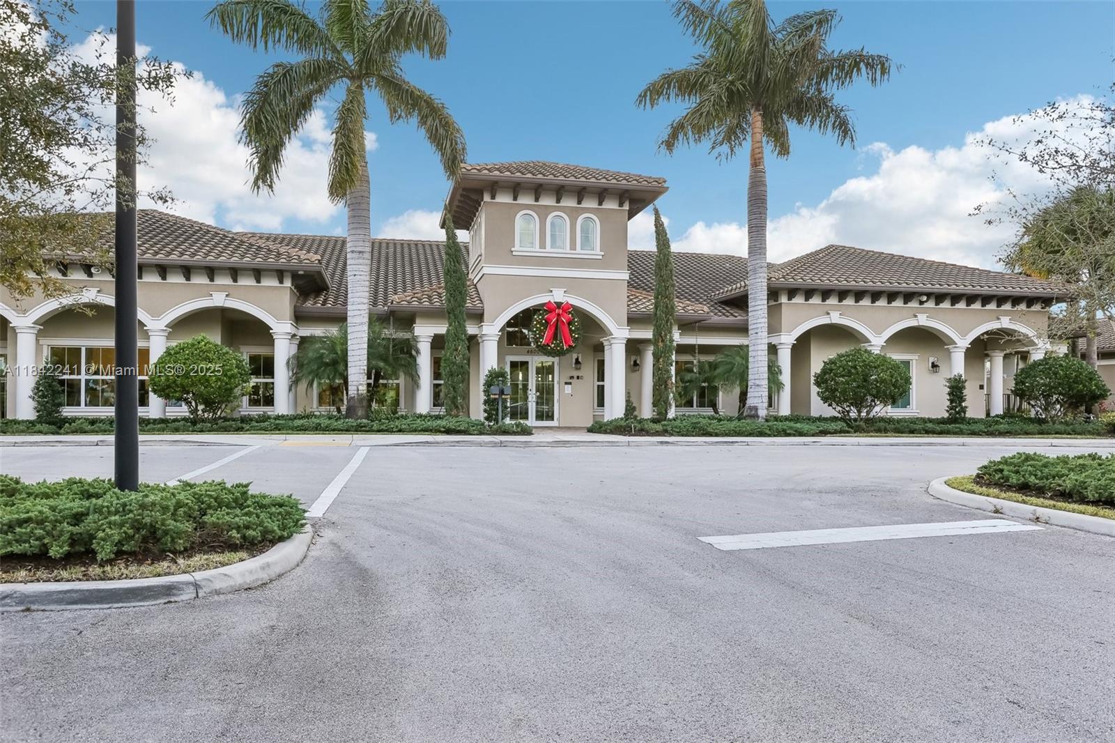 HILLCREST COUNTRY CLUB SO - Residential