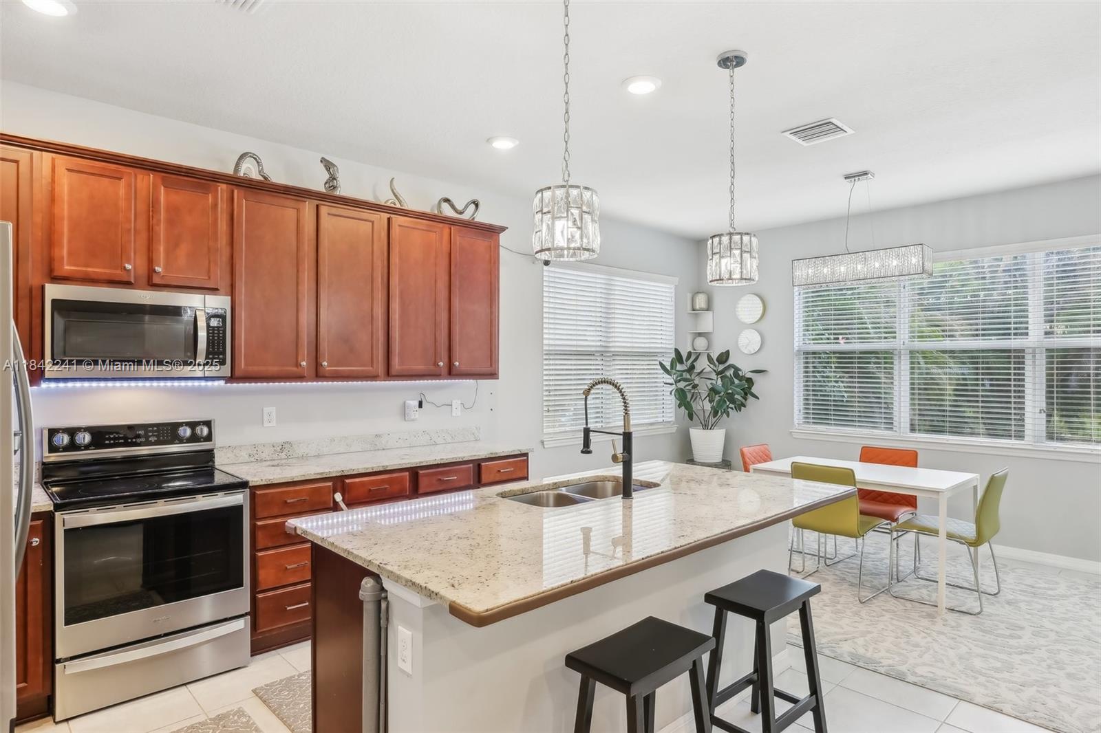 HILLCREST COUNTRY CLUB SO - Residential