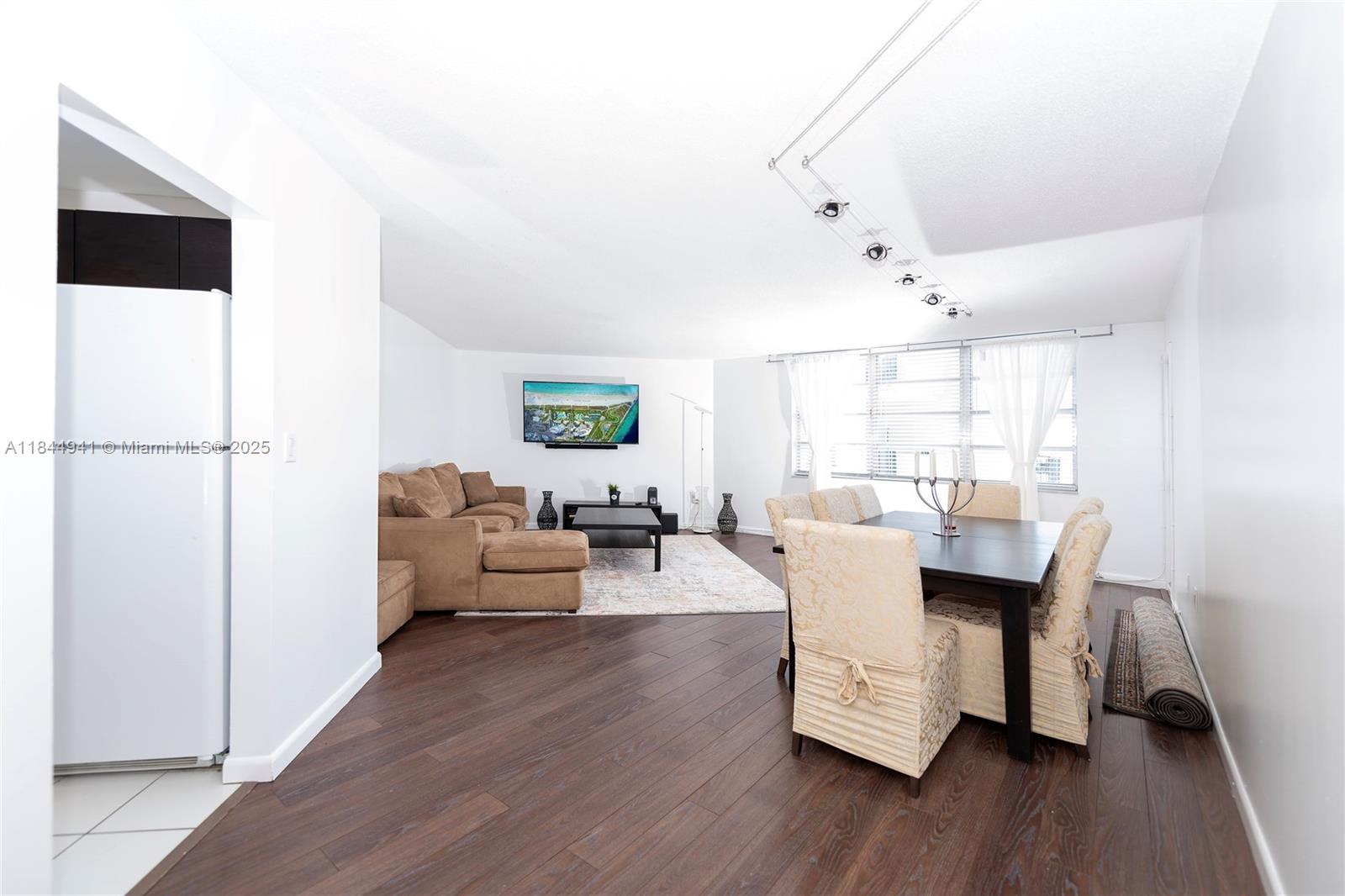 Beautiful apartment, fully furnished with a balcony and a storage, in a full-service condominium. The building features two swimming pools, two gyms, and a tennis court. Available August 1st. Easy to show.
