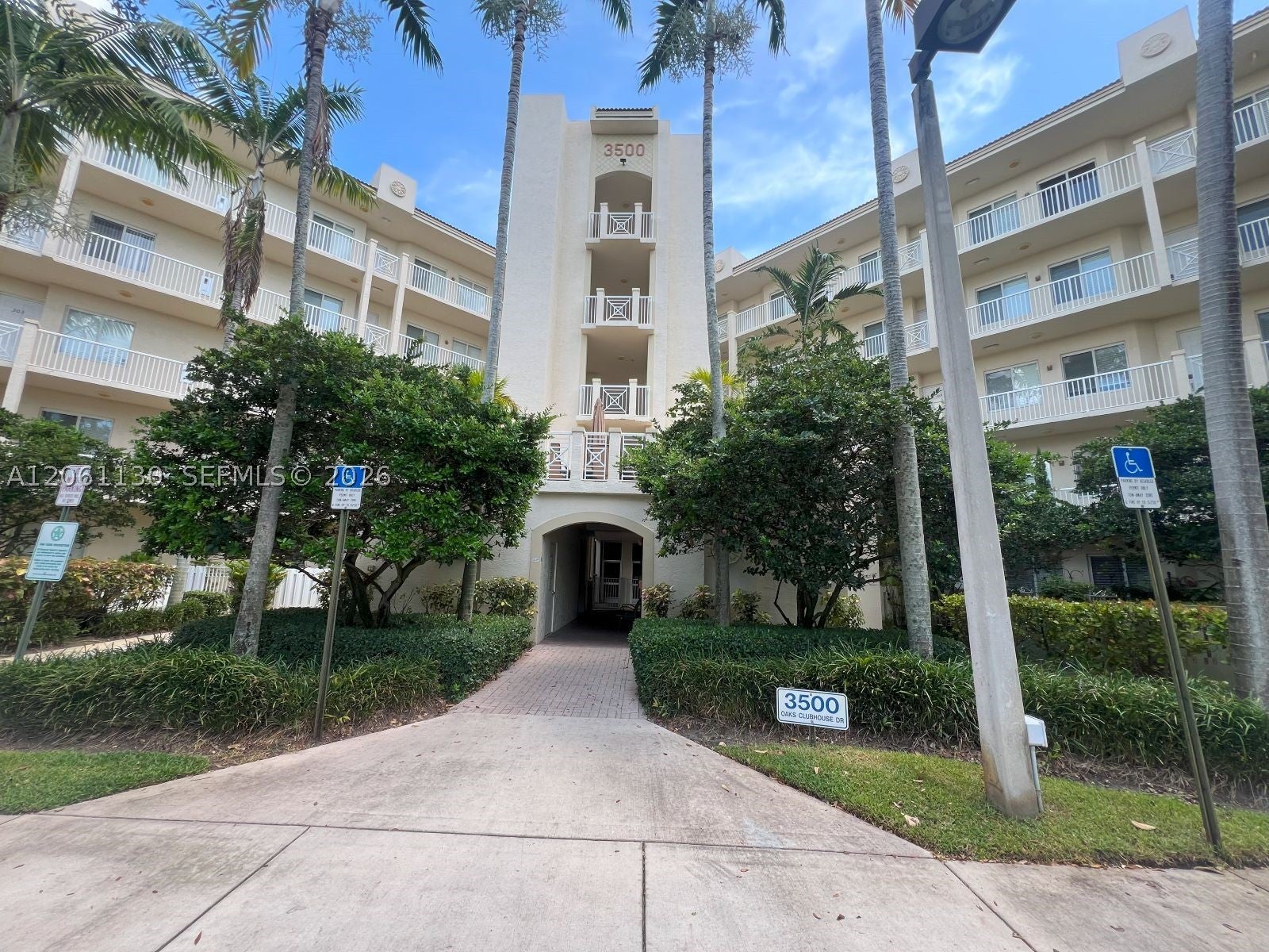 3500 Oaks Clubhouse Dr 207