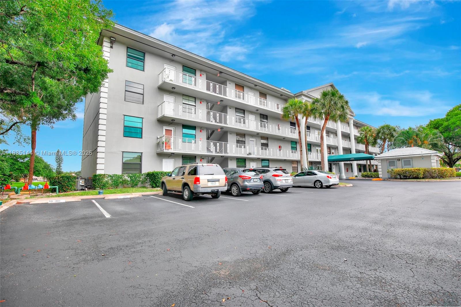 CONDO 16 OF WHITEHALL CON - Residential