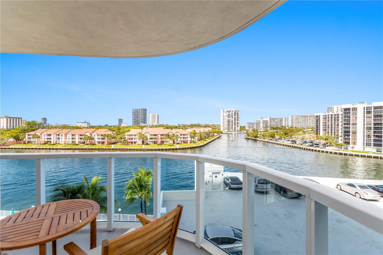 HALLMARK OF HOLLYWOOD CON - Residential