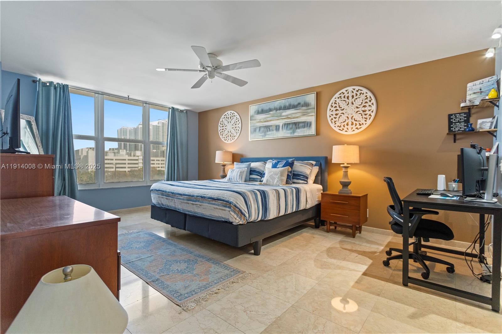 HALLMARK OF HOLLYWOOD CON - Residential