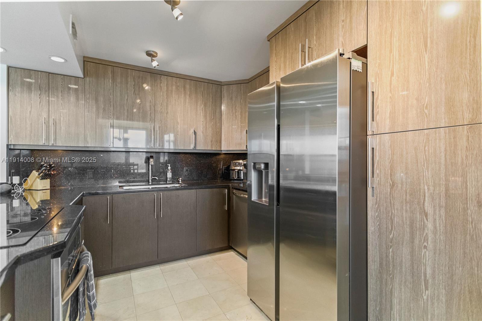 HALLMARK OF HOLLYWOOD CON - Residential