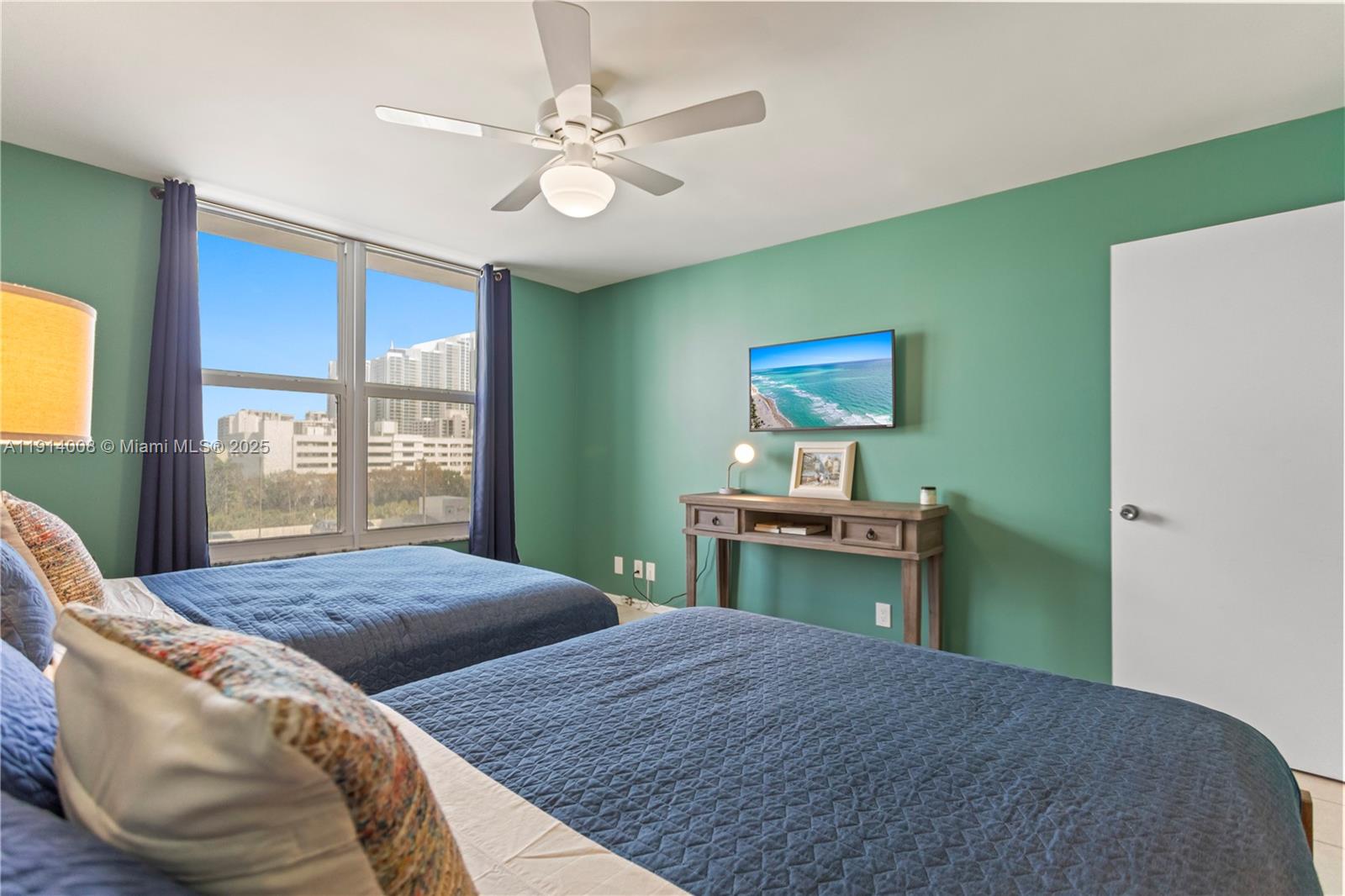 HALLMARK OF HOLLYWOOD CON - Residential