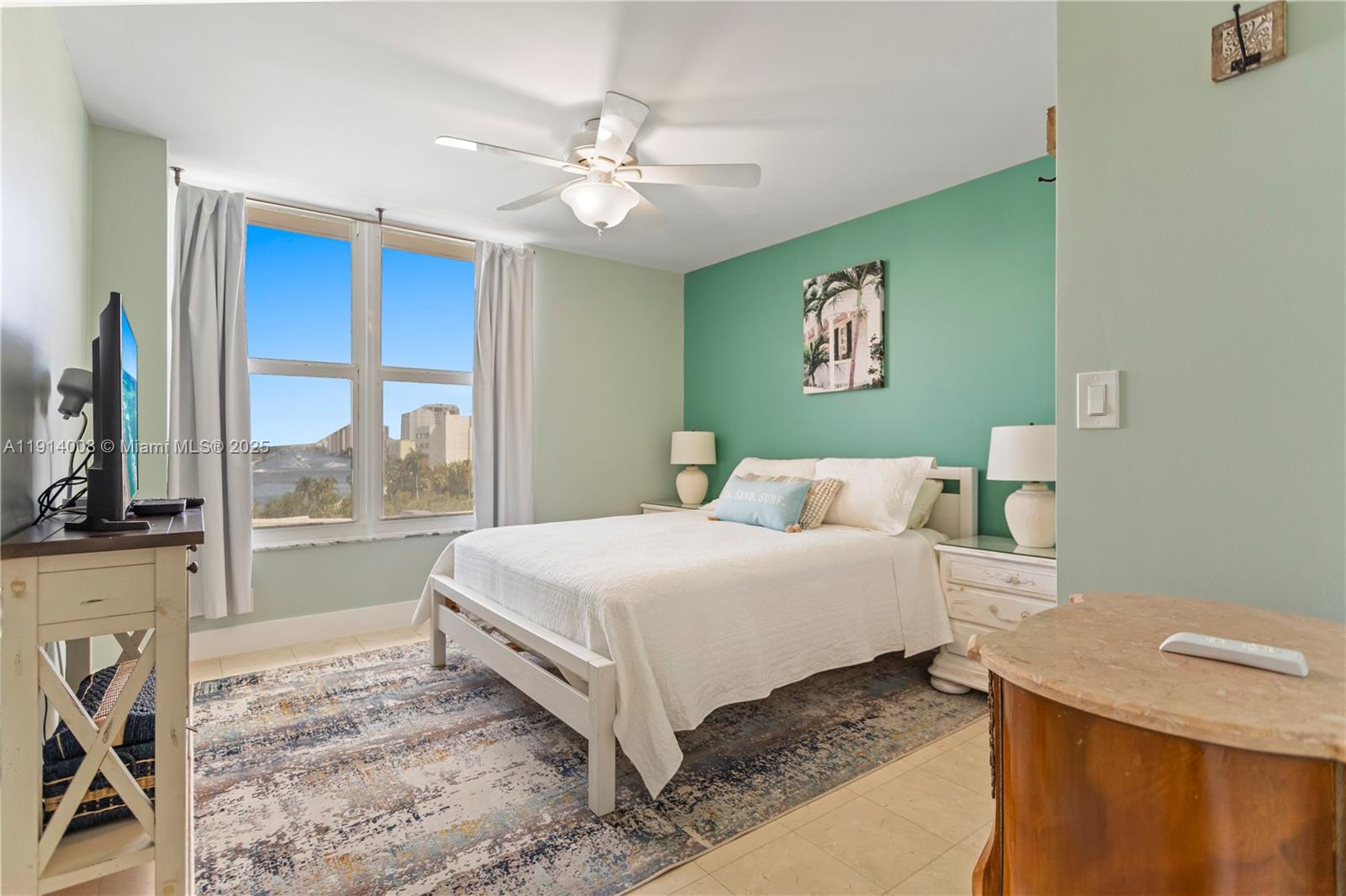 HALLMARK OF HOLLYWOOD CON - Residential