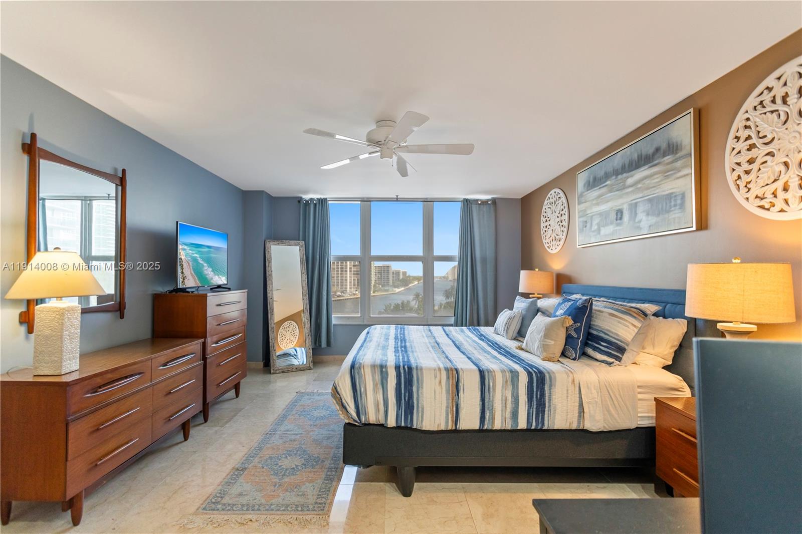 HALLMARK OF HOLLYWOOD CON - Residential