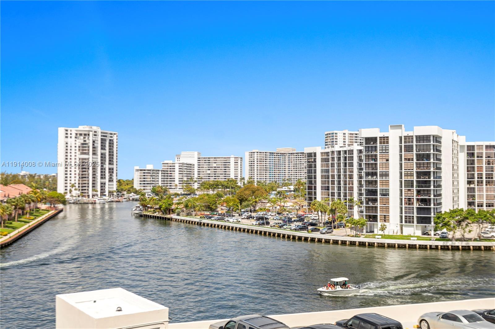 HALLMARK OF HOLLYWOOD CON - Residential