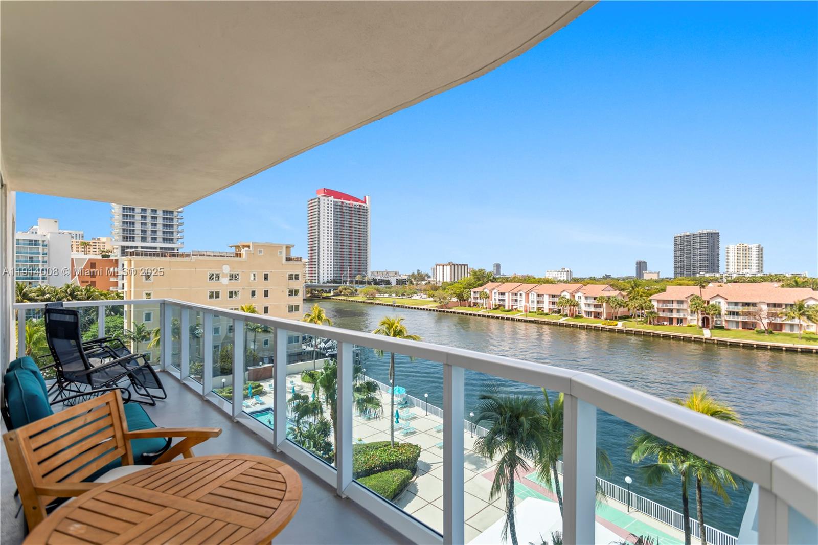 HALLMARK OF HOLLYWOOD CON - Residential