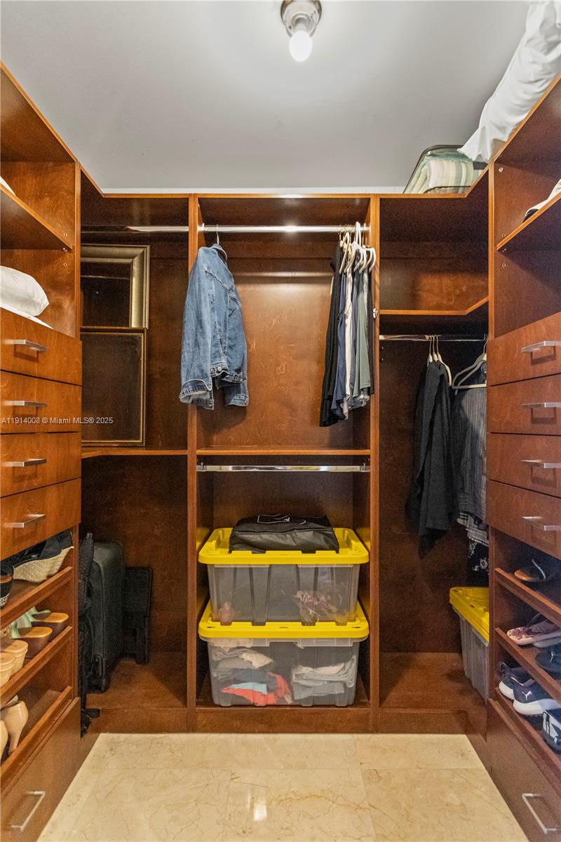 HALLMARK OF HOLLYWOOD CON - Residential