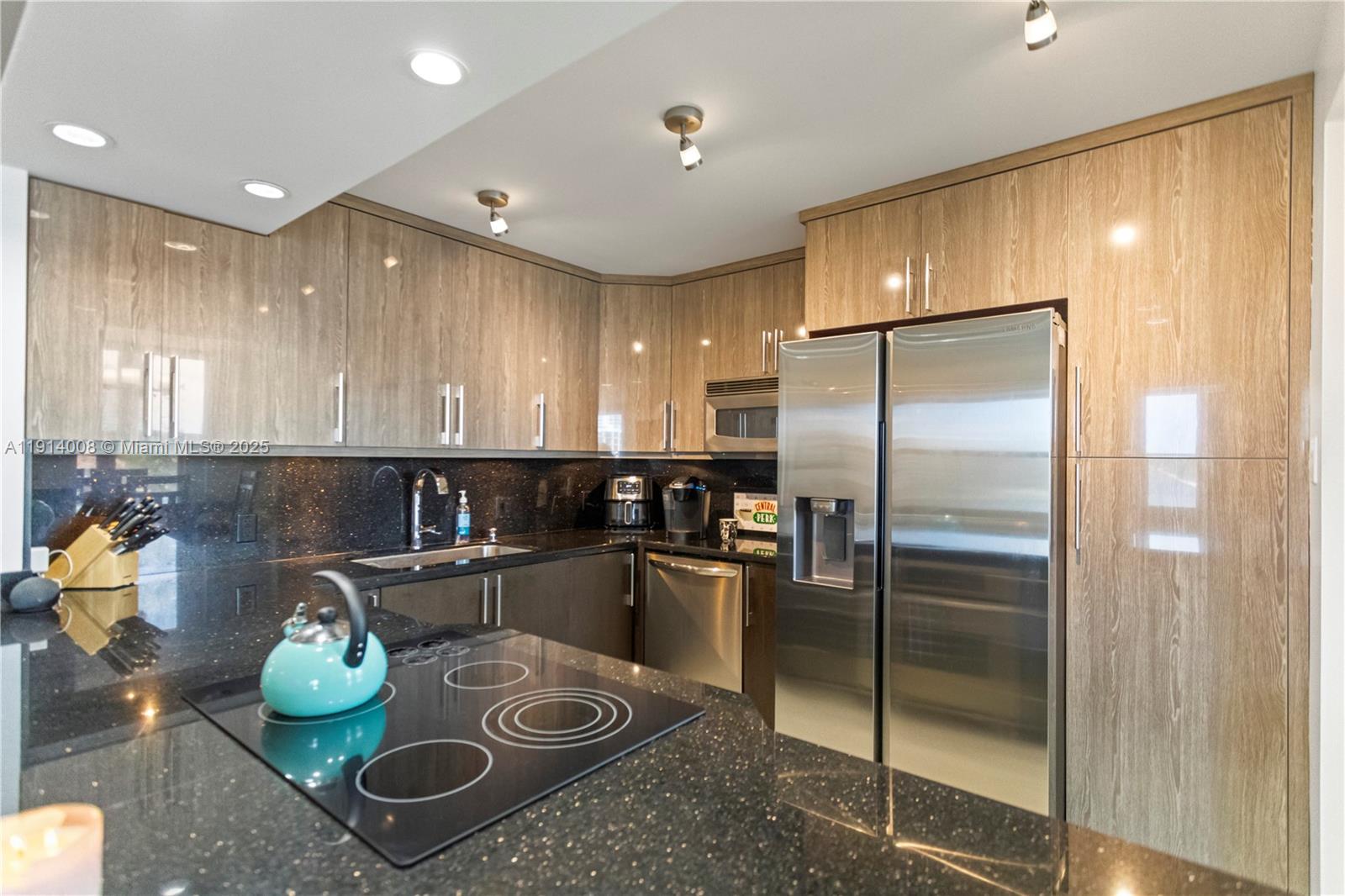 HALLMARK OF HOLLYWOOD CON - Residential