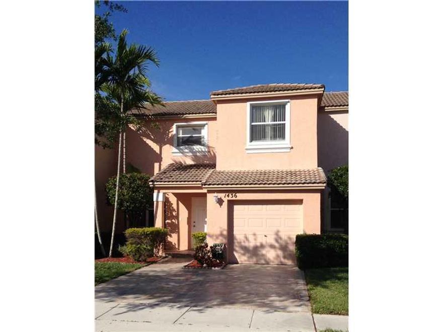 BEAUTIFUL TOWNHOUSE, LOOKING LIKE NEW, GREAT LOCATION. TILE AND WOOD FLOORS.  A++ GRADED SCHOOLS. CLOSE TO I-75, RESTAURANTES, SHOPPING PLAZA, MOVIE THEATER, IN A GREAT QUIET COMMUNITY. A MUST SEE.