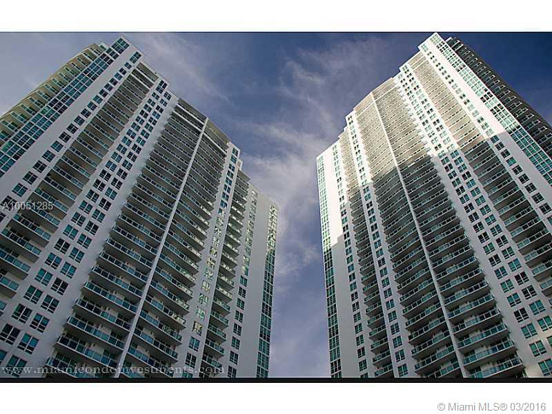 Centrally located walking distance to Mary Brickell Village shopping, dining and night life. Work & play in the financial district. Plaza is a luxury full amenitied building offering: valet, swimming pool, gym, concierge and more. Cozy 1/1 with mahogany wood floors throughout and beautiful Biscayne bay water views.