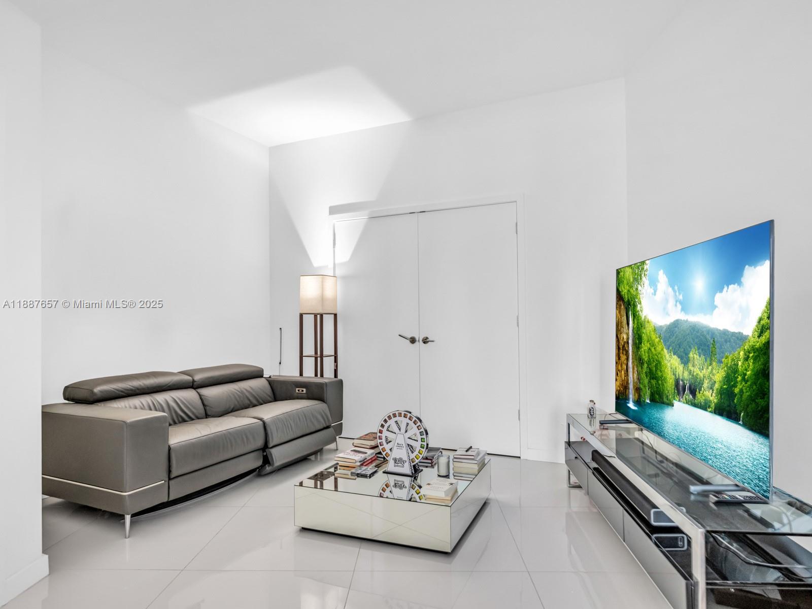 PARAMOUNT MIAMI WORLDCENT - Residential Lease