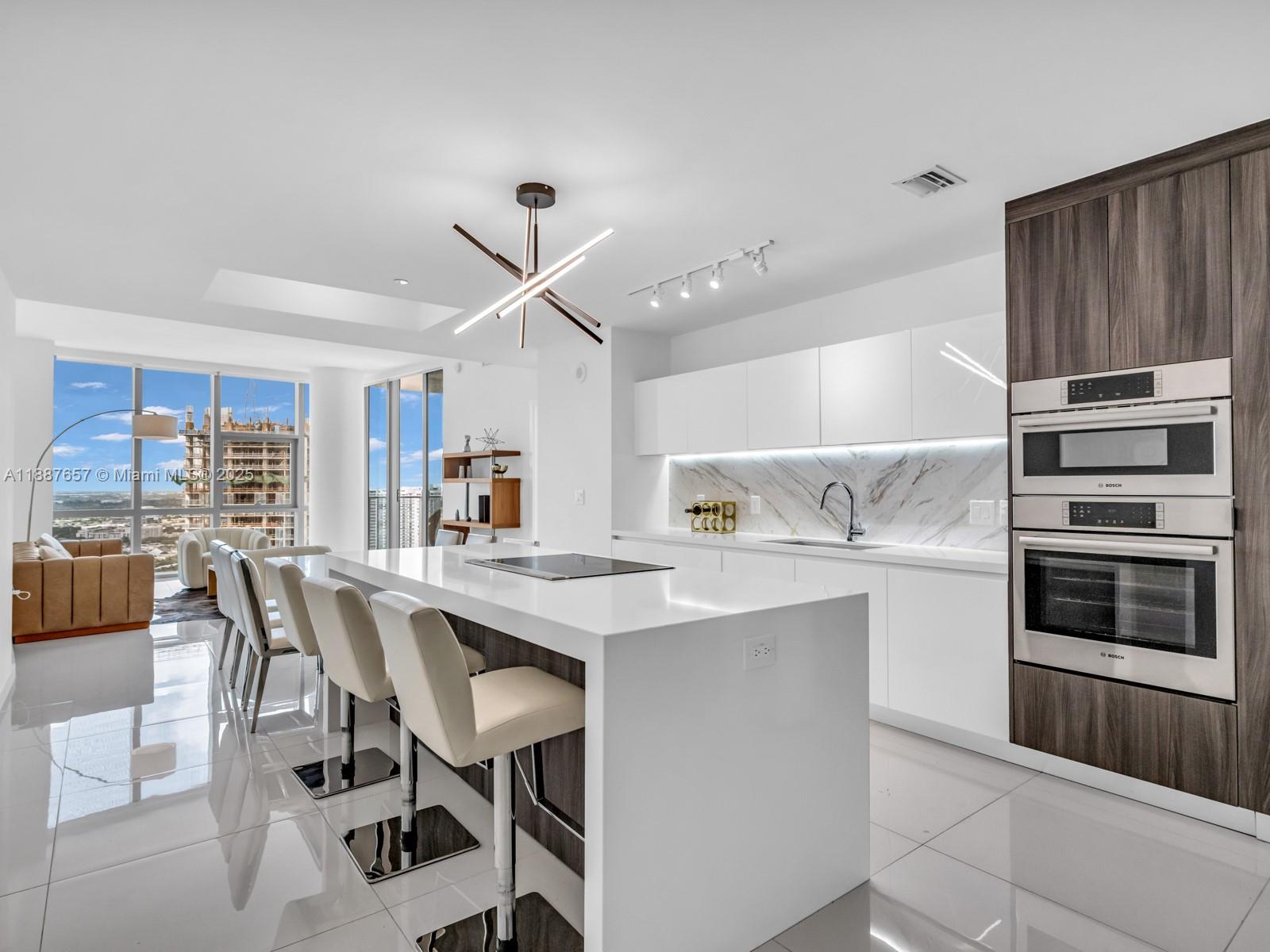 PARAMOUNT MIAMI WORLDCENT - Residential Lease