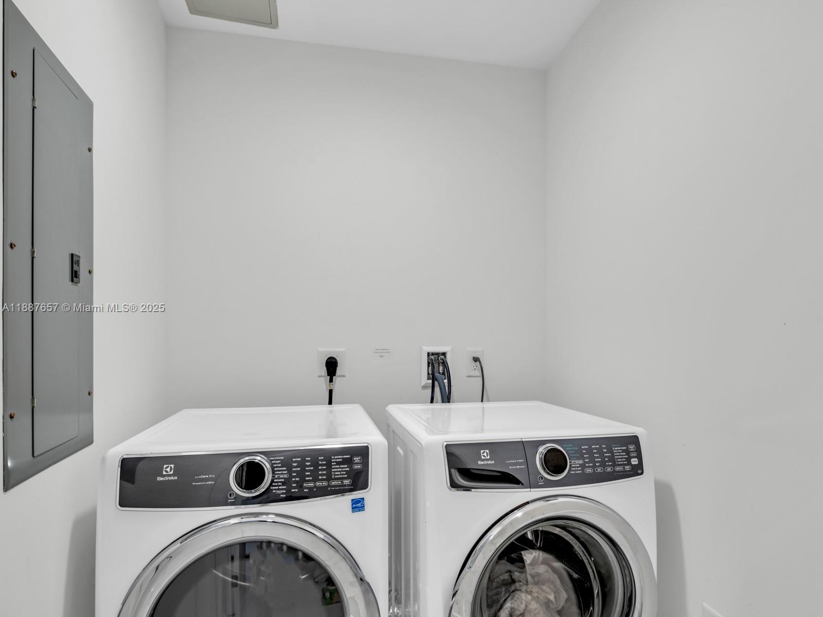PARAMOUNT MIAMI WORLDCENT - Residential Lease