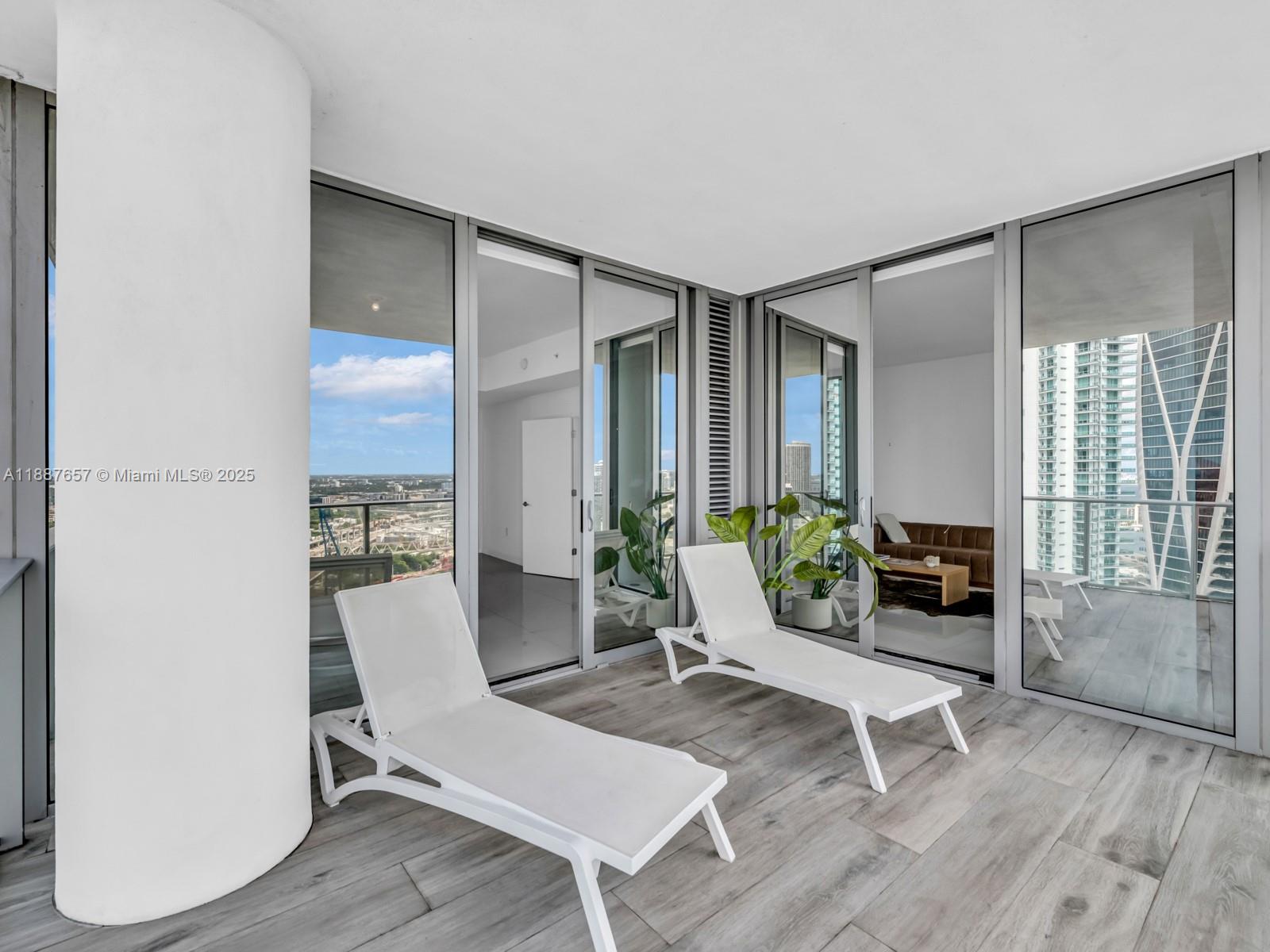 PARAMOUNT MIAMI WORLDCENT - Residential Lease