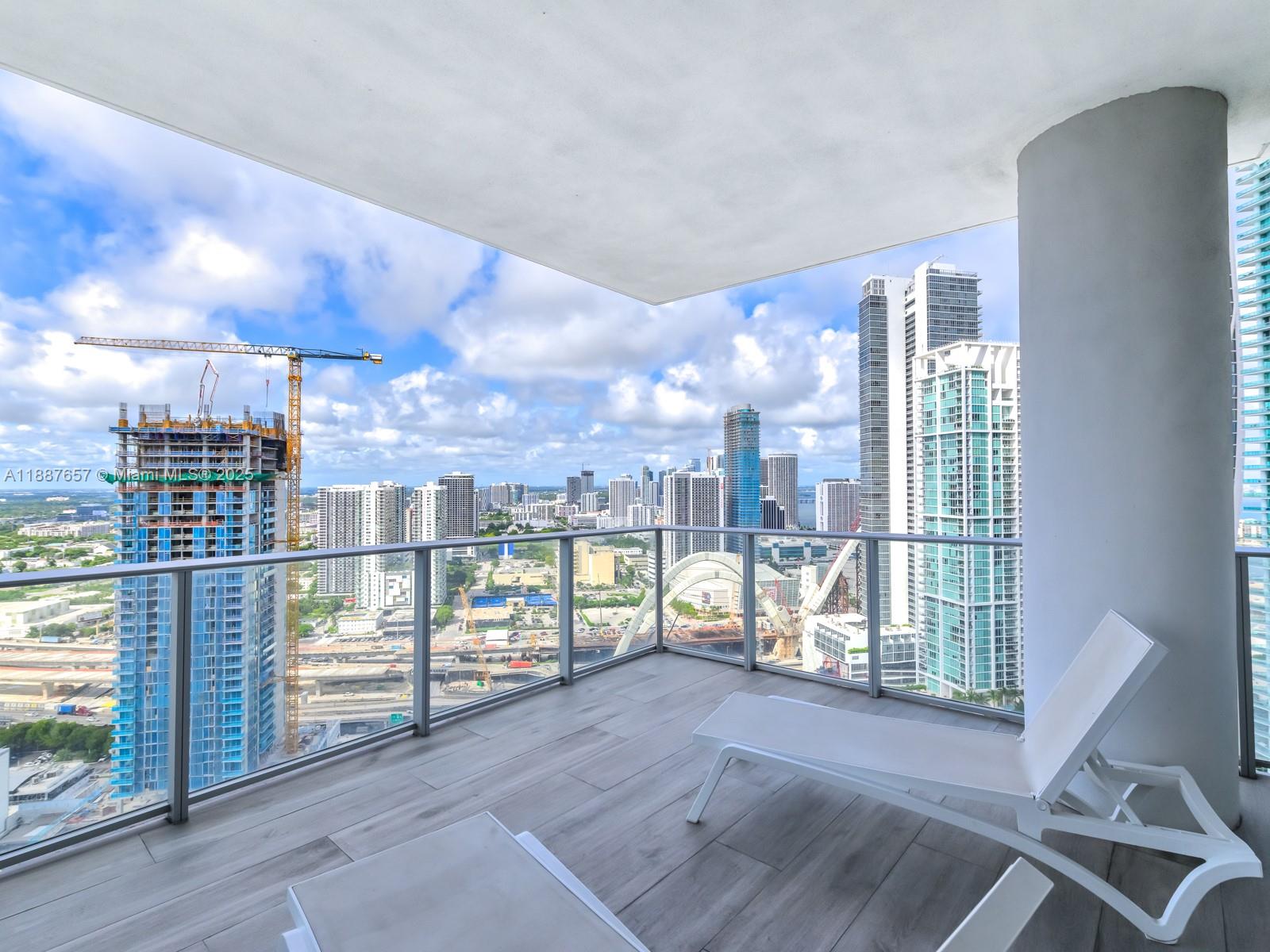 PARAMOUNT MIAMI WORLDCENT - Residential Lease