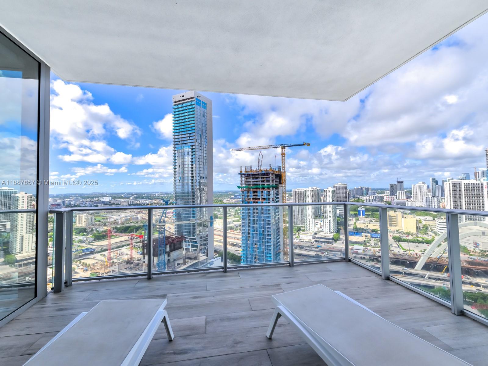 PARAMOUNT MIAMI WORLDCENT - Residential Lease