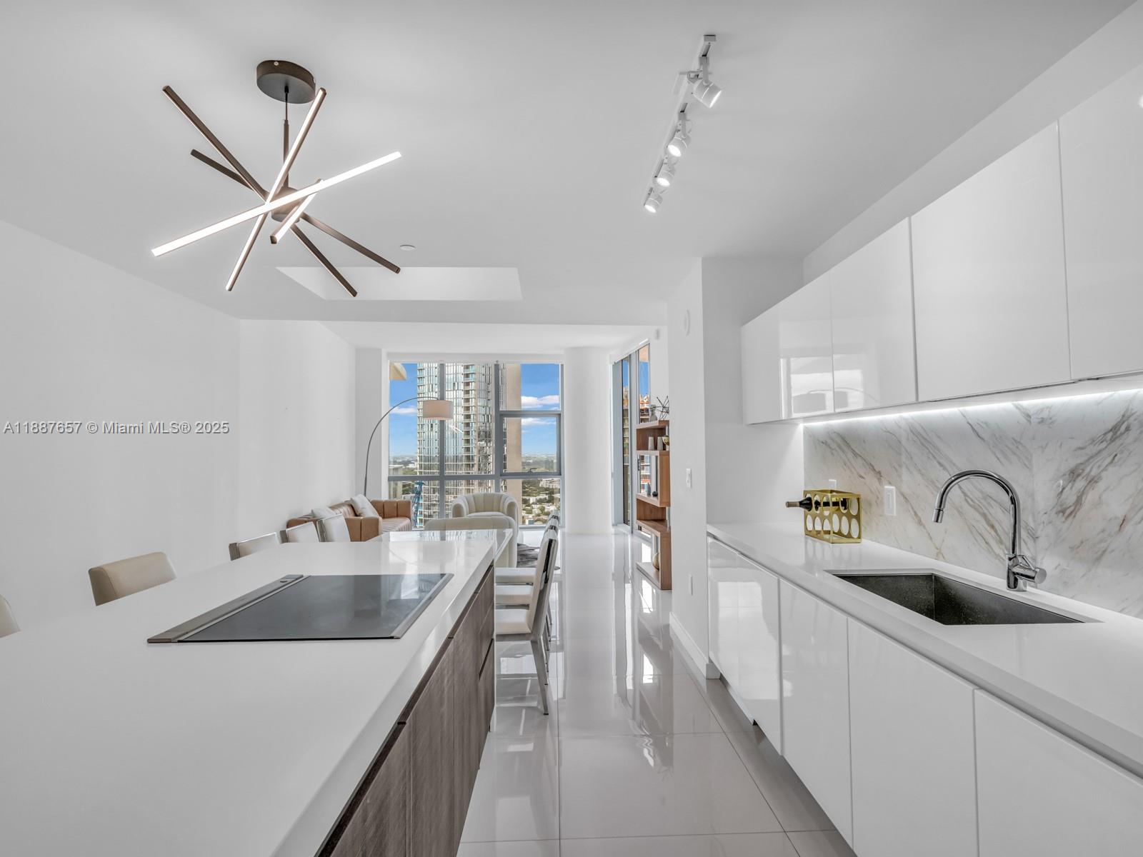 PARAMOUNT MIAMI WORLDCENT - Residential Lease