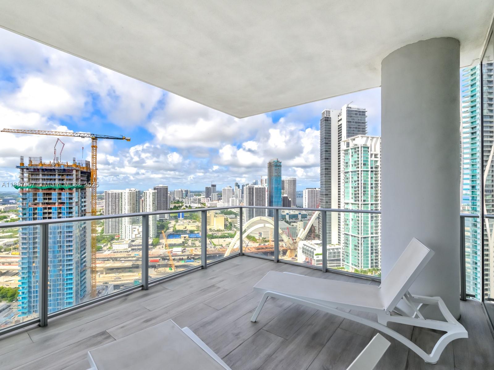 PARAMOUNT MIAMI WORLDCENT - Residential Lease