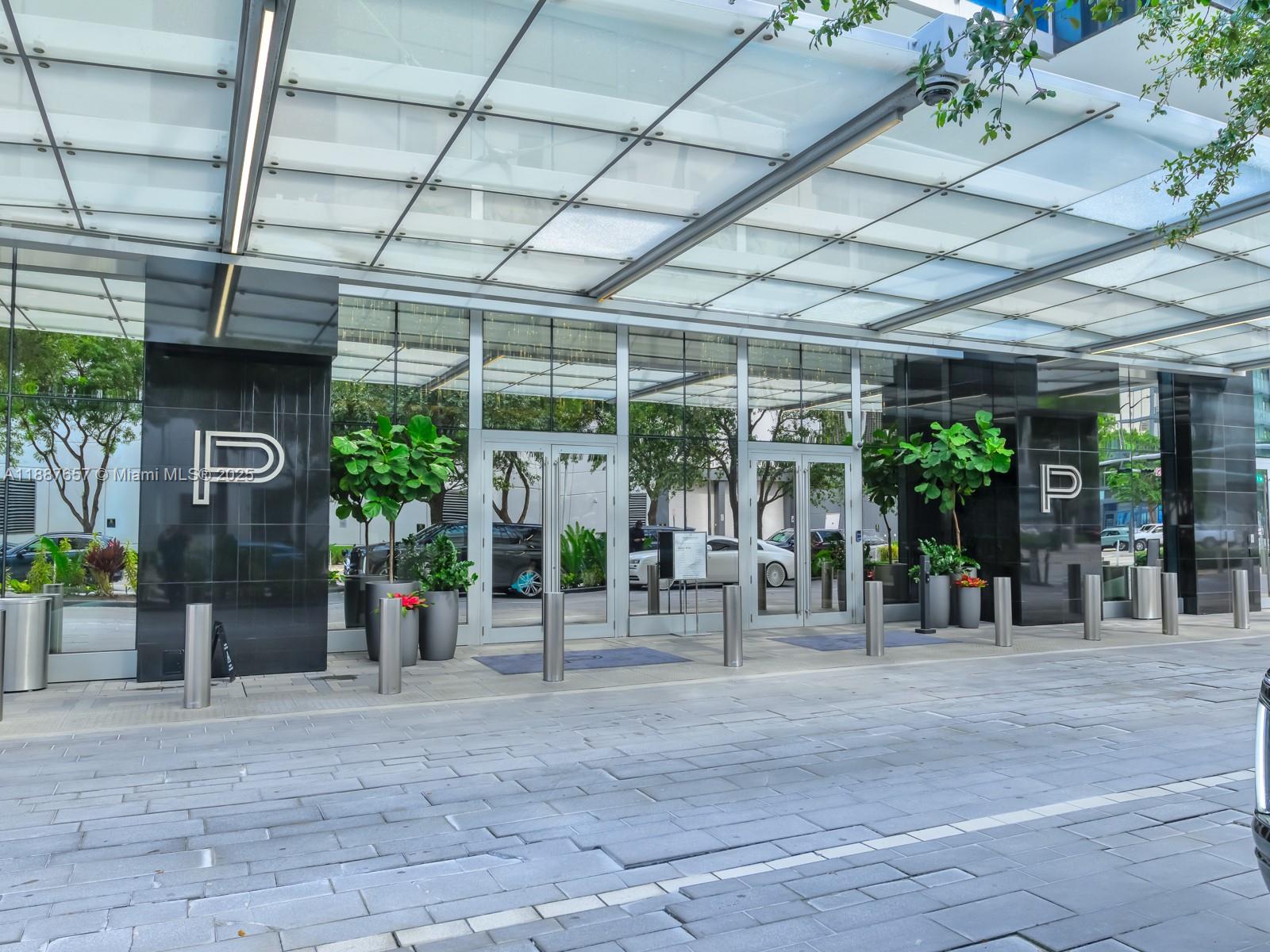 PARAMOUNT MIAMI WORLDCENT - Residential Lease
