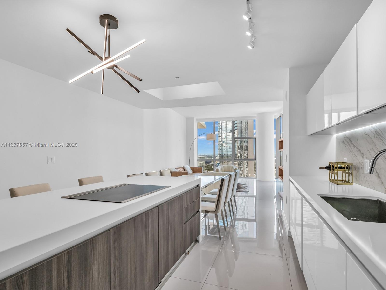 PARAMOUNT MIAMI WORLDCENT - Residential Lease