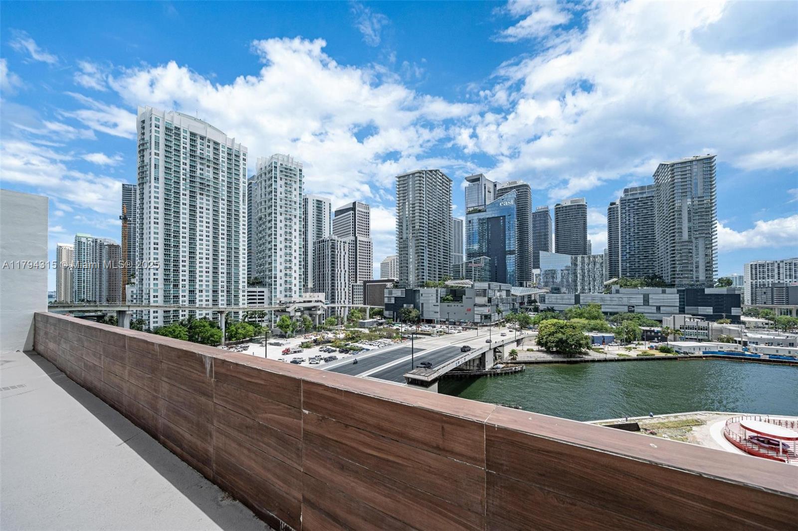 WIND CONDO - Residential