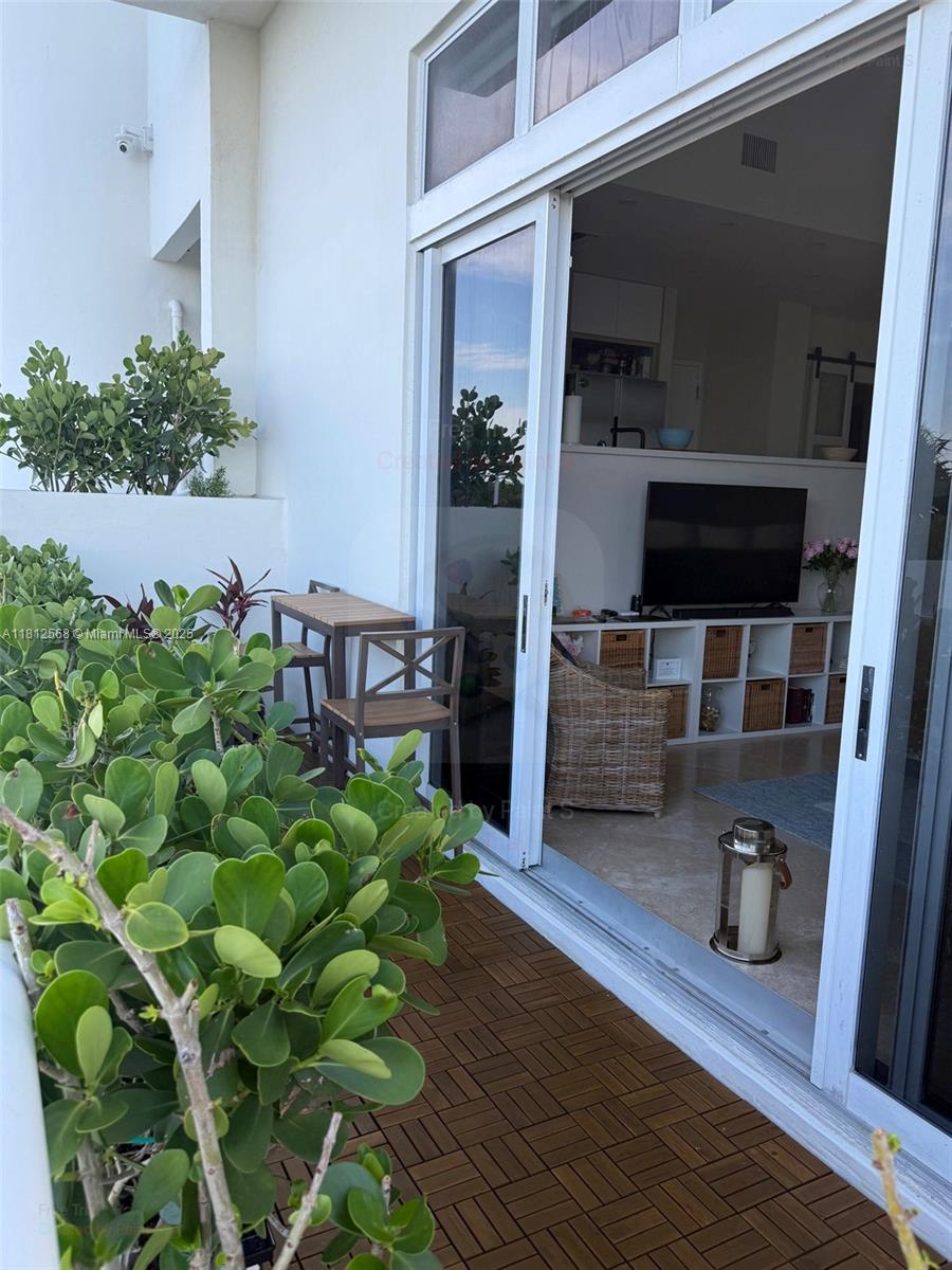 THE COLLINS CONDO - Residential Lease