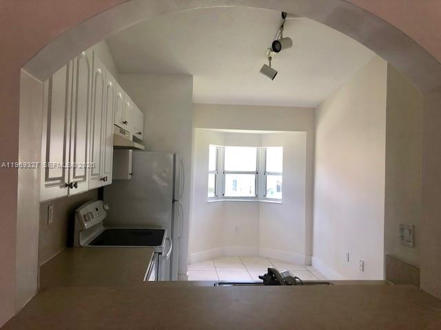 MONTEREY AT MALIBU BAY CO - Residential Lease