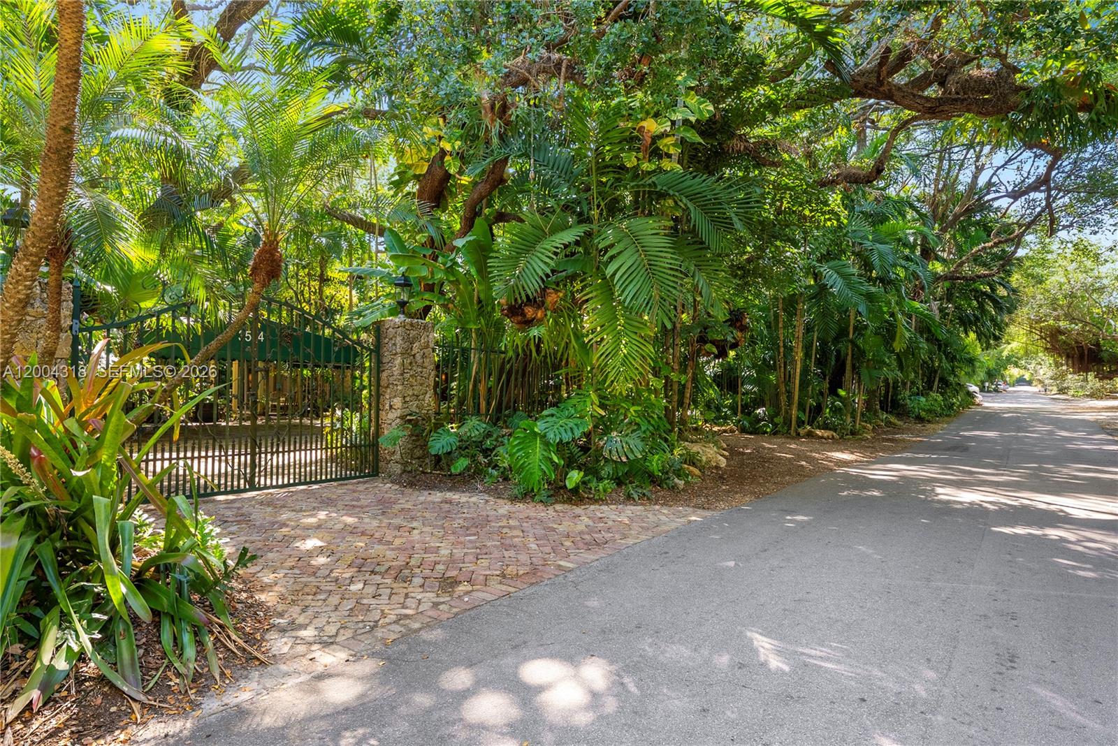 THE MOORINGS PB 31-52 - Residential