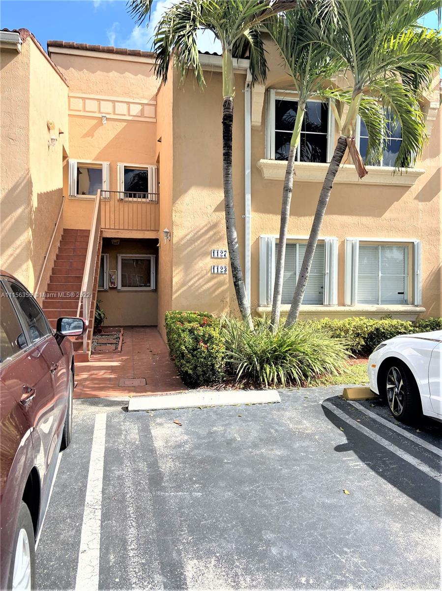 Spacious and beautiful 3/2 first floor unit in Villa Real, in unit laundry. nicely redone and upgraded. Amazing location close to shops, public transportation. Easy to show, fast approval, call today.