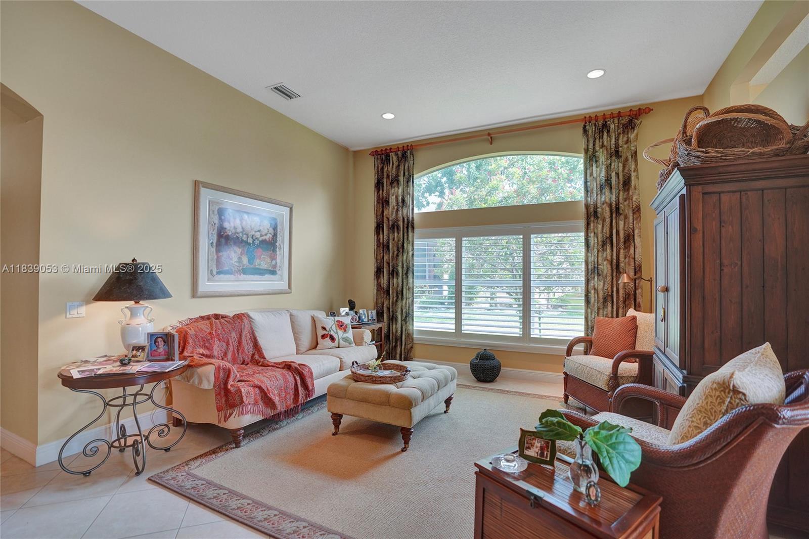 VALENCIA PALMS - Residential