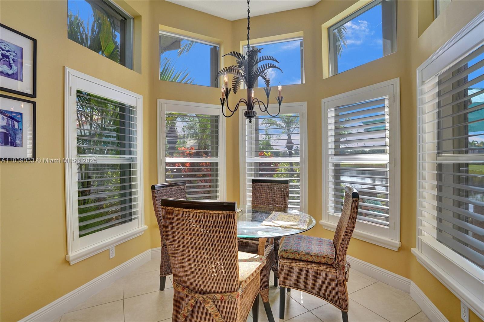 VALENCIA PALMS - Residential