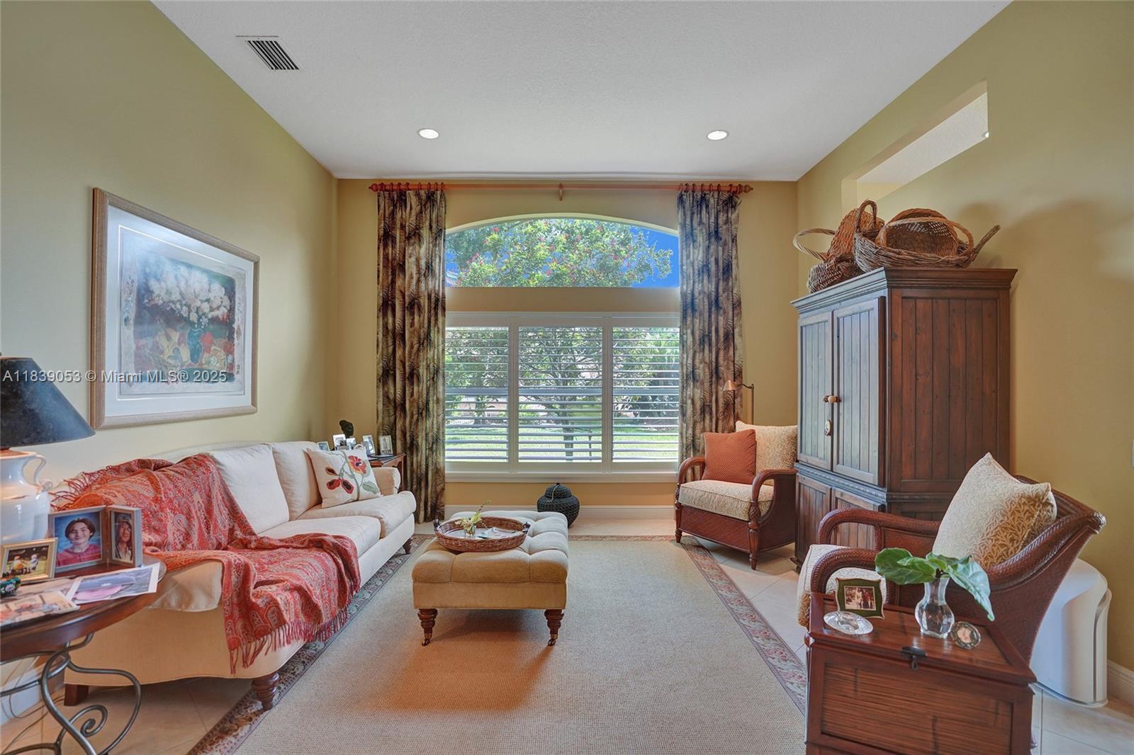 VALENCIA PALMS - Residential