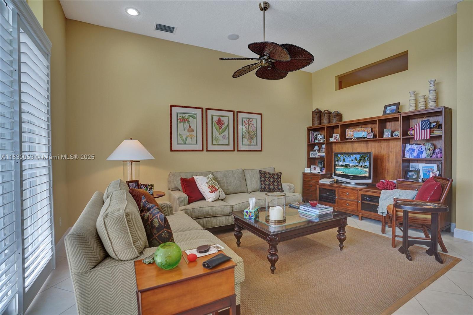 VALENCIA PALMS - Residential