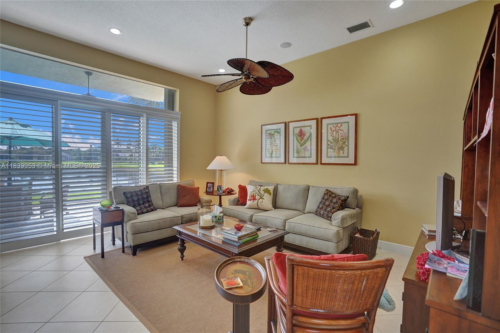VALENCIA PALMS - Residential