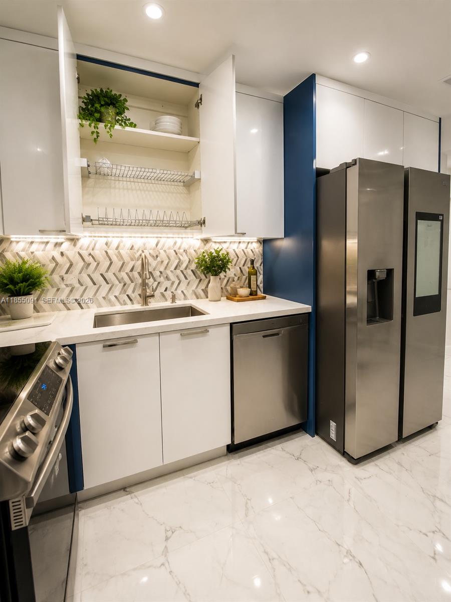 5005 Collins Ave 822