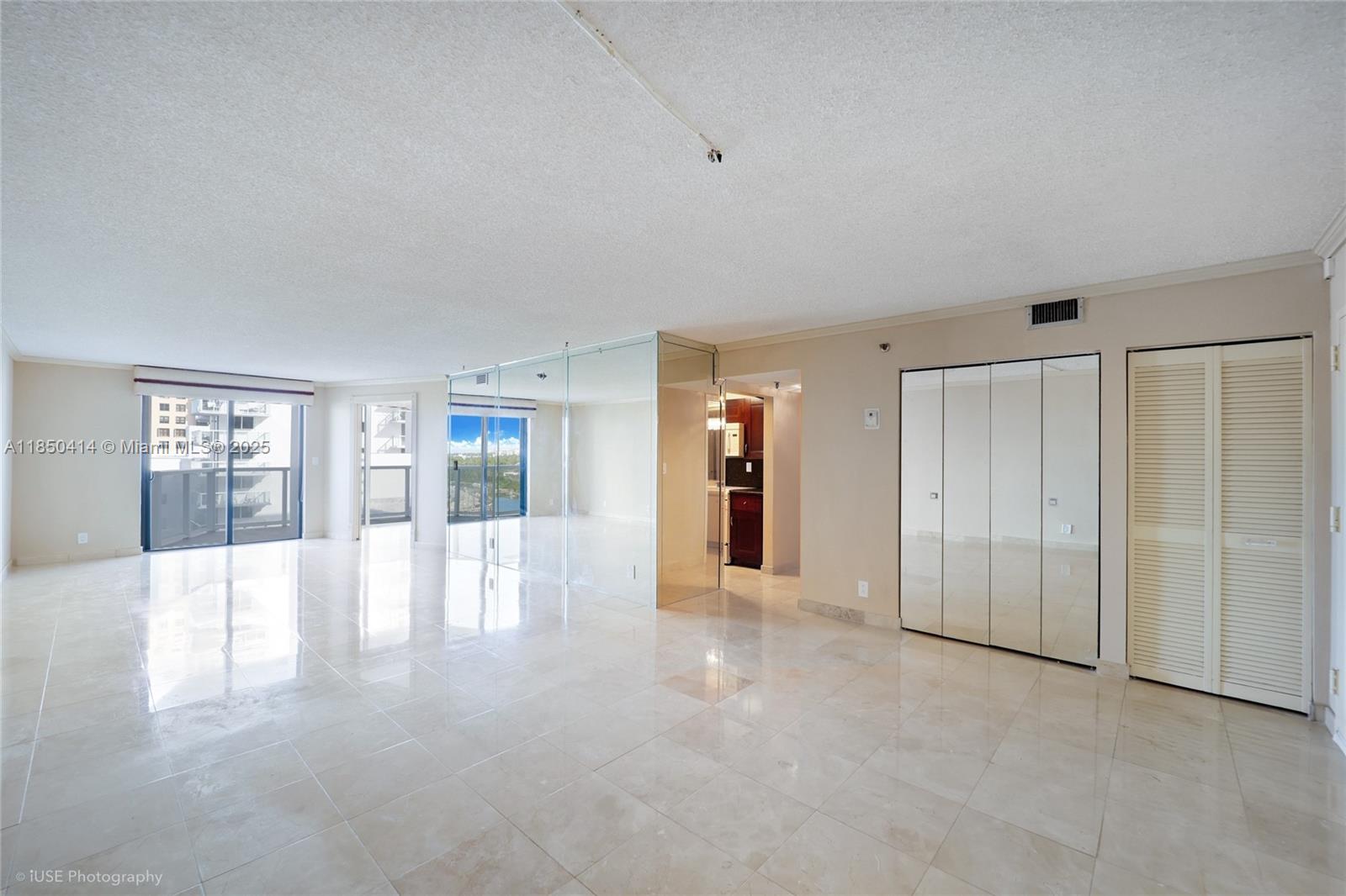 2401 Collins Ave 1109