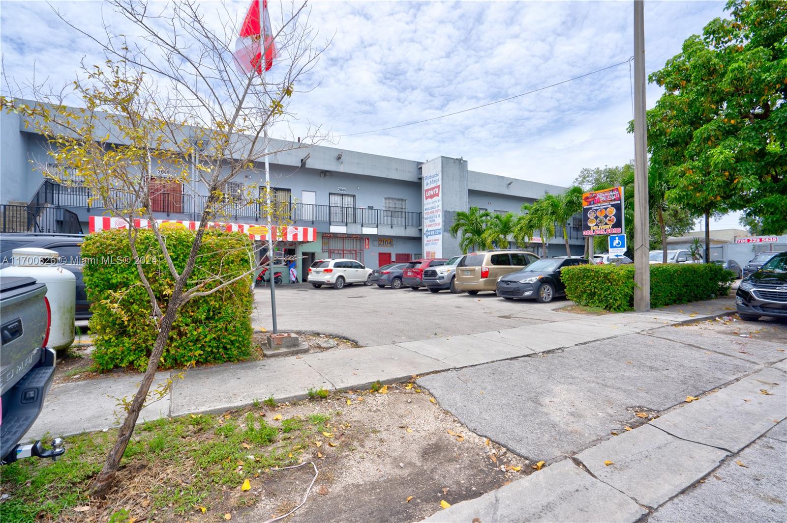 Main image without alt text