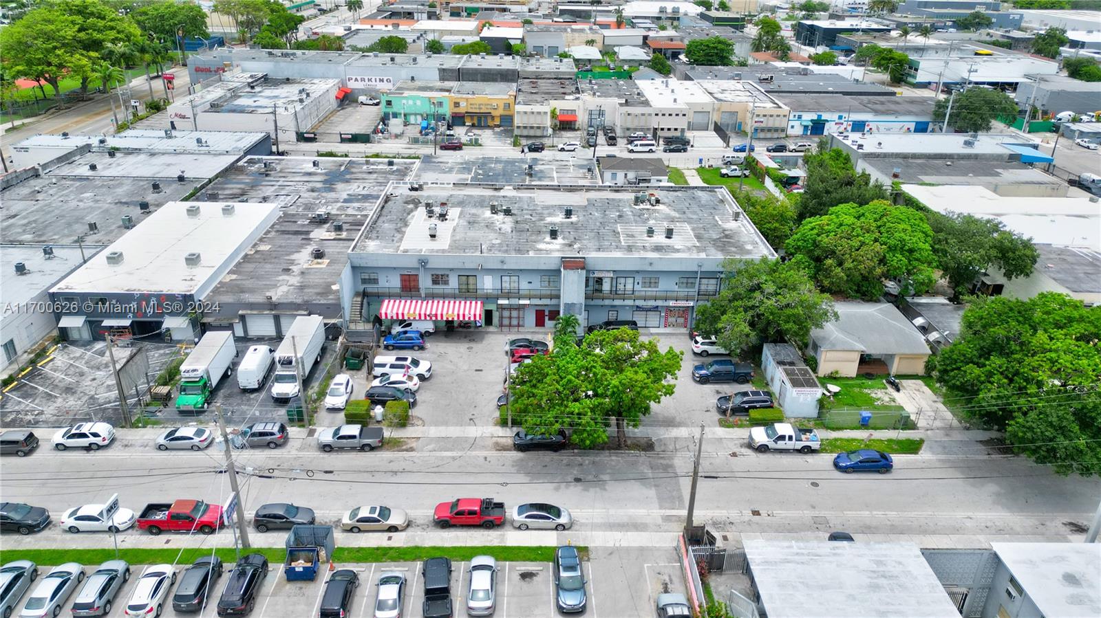 Main image without alt text