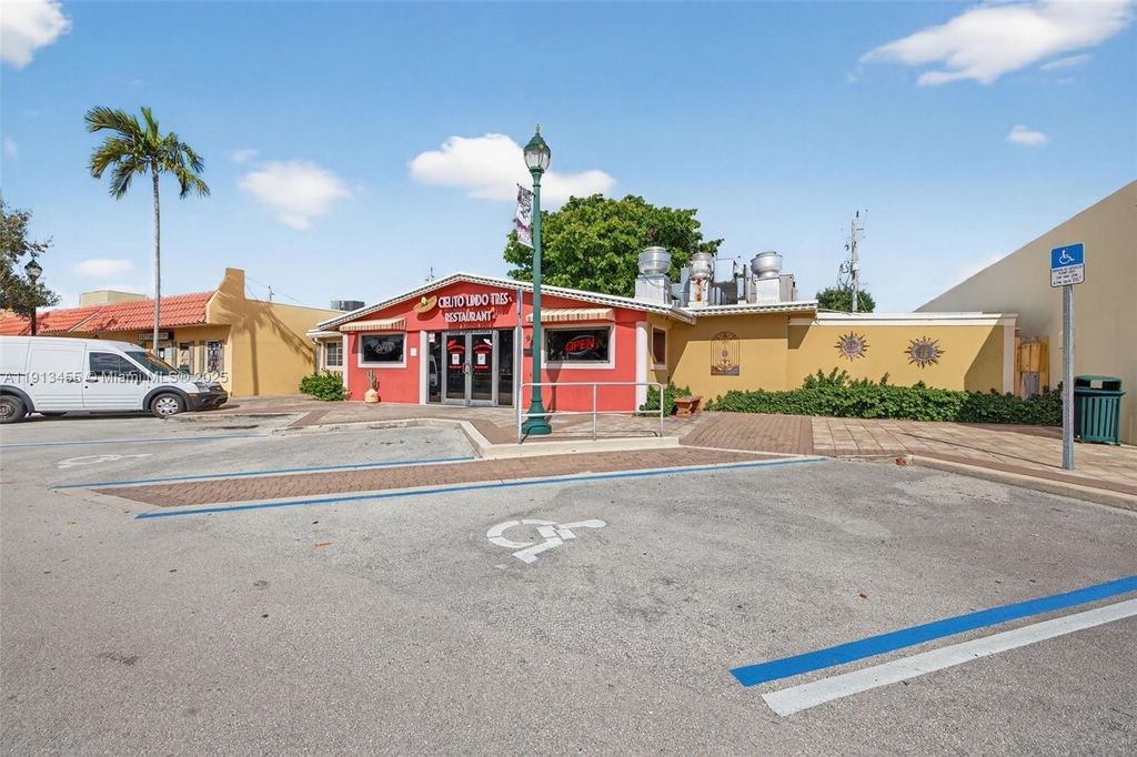 Photo of 91 NE 44th St, Oakland Park, FL 33334 (MLS # A11913455)